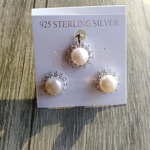 Pearl pendant with cz halo - Picture 2 of 2